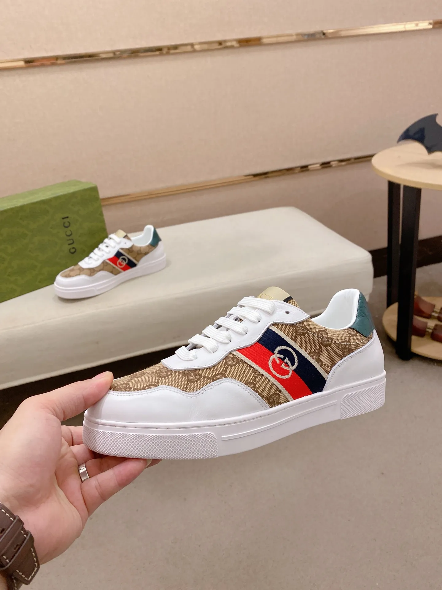 Factory price: 400💰 (GUCCI) The latest model from the official website 🎁🎁Casual and fashionable men's shoes👟, hot style💥The version is simple and elegant, exclusive for trendy men. Unique latest brand elements from the official website👑Original decoration, fashionable and generous, the fabric is original cowhide ✅Sheepskin lining, the official website specifies wear-resistant casual outsole, the classic model is taken in kind at the counter🎬38-44 (45 is not returned or exchanged when customized)